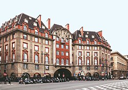 Rue_de_Nevers_&_Quai_de_Conti,_Paris_September_2013